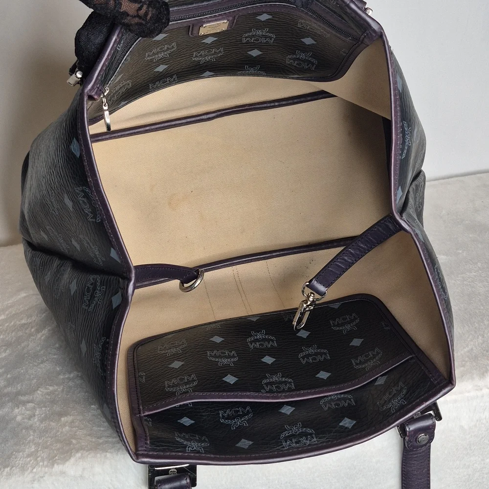 MCM Princess Lion Leather Tote Bag & Wallet - Picture 16 of 17